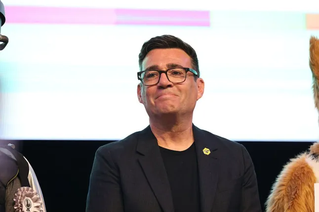 Le maire du Grand Manchester, Andy Burnham, du Parti travailliste, réagit après avoir été déclaré vainqueur de l'élection partielle.