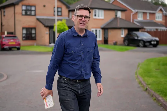 Andy Burnham fait campagne lors de l'élection partielle de Makerfield.