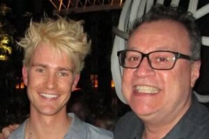 Russell T Davies, 63 ans, confirme sa relation avec le mannequin Oliver Cole, 27 ans : « J&rsquo;ai beaucoup de chance »