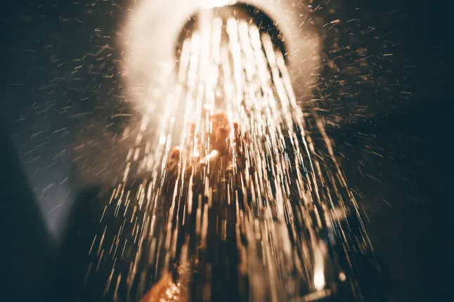 Femme prenant une douche à la maison.