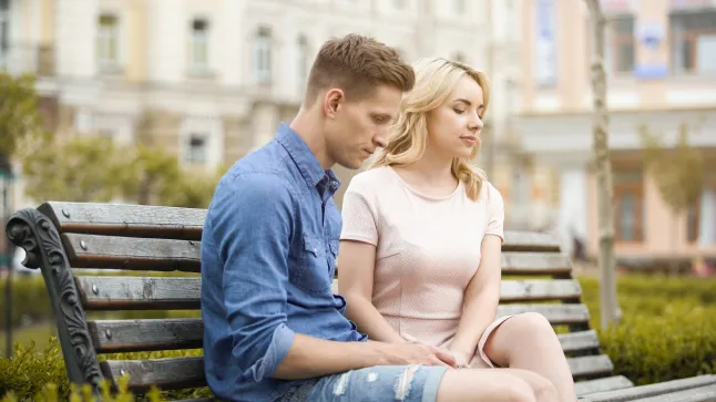 Couple assis sur un banc ensemble