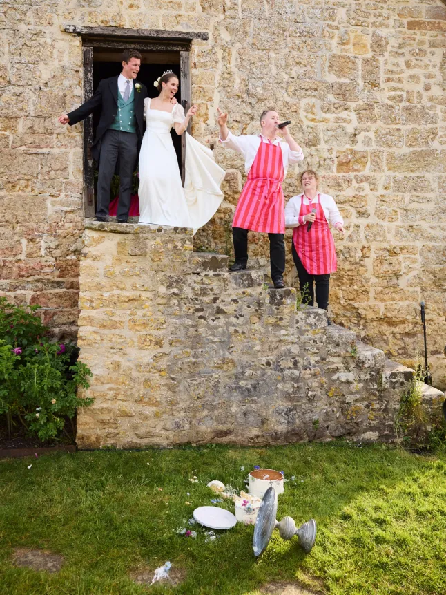 Le fondateur de la maison de couture britannique Johnnie Boden, 65 ans, a partagé des clichés de sa fille aînée Anna se mariant avec le financier Ollie Hext.