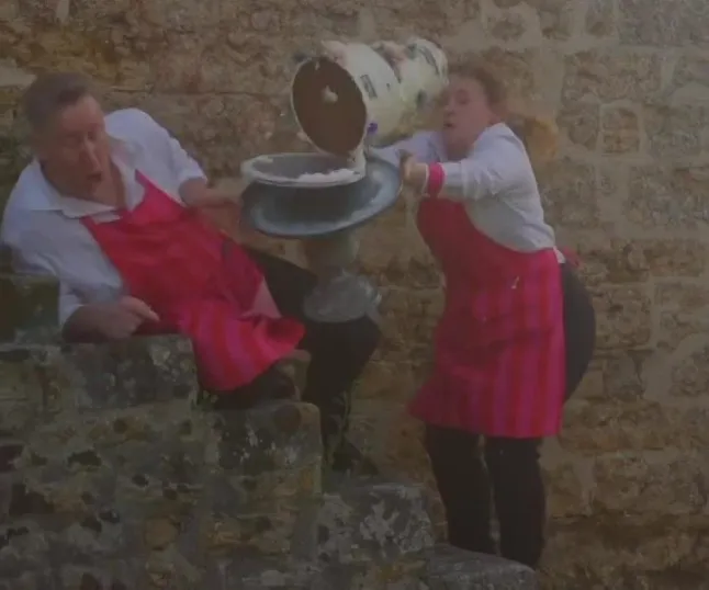 Le fondateur de la maison de couture britannique Johnnie Boden, 65 ans, a partagé des clichés de sa fille aînée Anna se mariant avec le financier Ollie Hext.