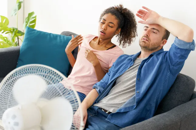 Couple stressé essayant de se rafraîchir par temps chaud