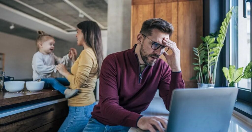 Ma femme est une mère au foyer – je ne peux m'empêcher de lui en vouloir d'avoir dépensé mon argent