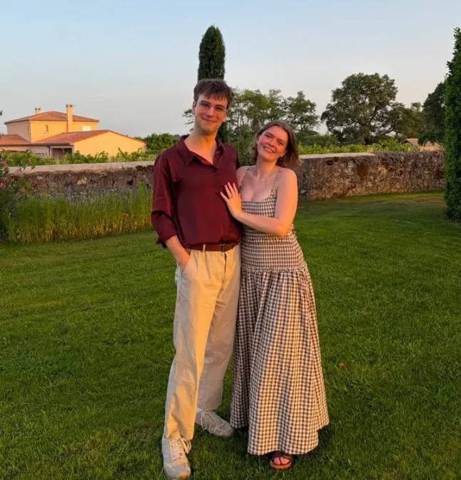 Kate Rice et son fiancé, Stepan, posent ensemble pour une photo.