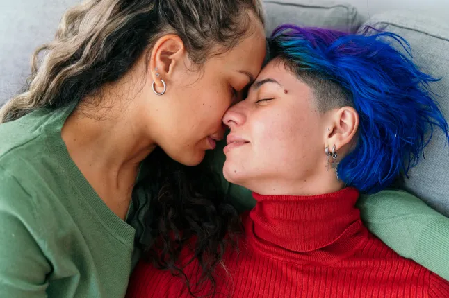 Gros plan d'un couple lesbien amoureux des vêtements d'hiver de la Saint-Valentin