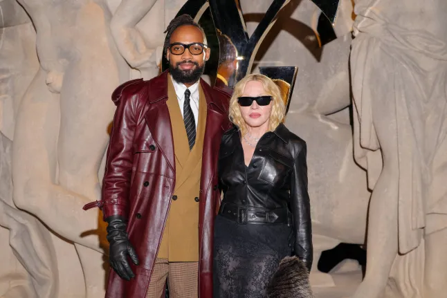 Crédit obligatoire : photo de Laurent VU/SIPA/Shutterstock (15510422iy) Akeem Morris, Madonna participant au spectacle Saint Laurent Womenswear Printemps/été 2026 dans le cadre de la semaine de la mode de Paris le 29 septembre 2025 à Paris, France. Saint Laurent : Photocall - Paris Fashion Week - Femme Printemps/Été 2026, France - 29 septembre 2025
