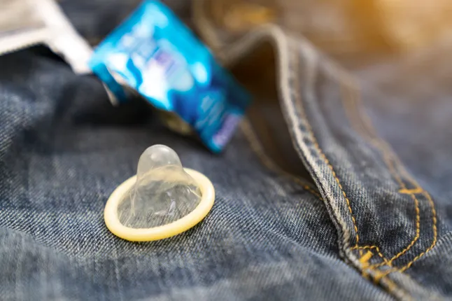 Préservatifs en paquet en jeans.