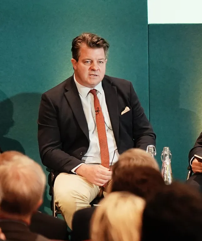 (De gauche à droite) Tyler Cowen, Christine McDaniel, Liam Halligan, Shanker Singham et Douglas McWilliams, lors du lancement de la Commission de croissance, un nouveau groupe de travail d'économistes convoqué par Mme Truss en tant qu'organisme indépendant et visant à trouver des solutions à la croissance atone dans l'Ouest, à One Great George Street à Londres. Date de la photo : mercredi 12 juillet 2023.