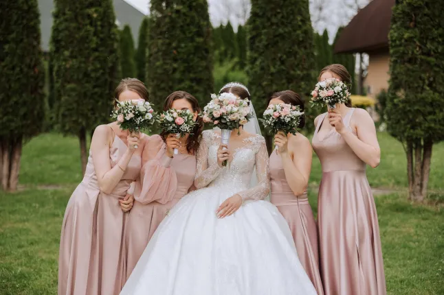 Portrait de groupe d'une mariée et de ses quatre demoiselles d'honneur.