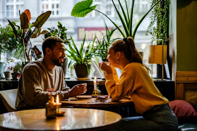 Des amis se retrouvent autour d'un café le week-end