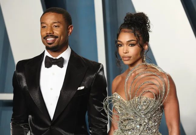 BEVERLY HILLS, CALIFORNIE - 27 MARS : (LR) Michael B. Jordan et Lori Harvey assistent à la Vanity Fair Oscar Party 2022 organisée par Radhika Jones au Wallis Annenberg Center for the Performing Arts le 27 mars 2022 à Beverly Hills, Californie. (Photo d'Arturo Holmes/FilmMagic)