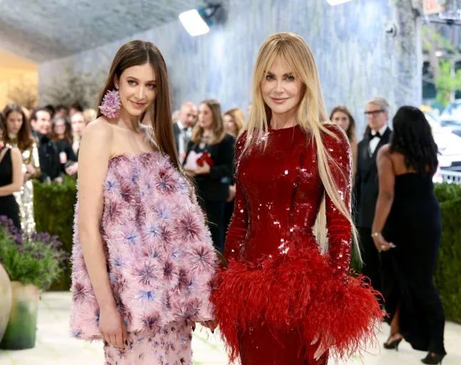 NEW YORK, NEW YORK - 04 MAI : (LR) Sunday Rose Kidman Urban et Nicole Kidman assistent à la célébration du Met Gala 2026 