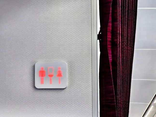 Panneau rouge des toilettes dans l'avion. le voyant rouge signifie que la salle de bain est occupée