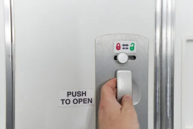 Bouton de verrouillage de porte pour toilettes dans l'avion. gros plan