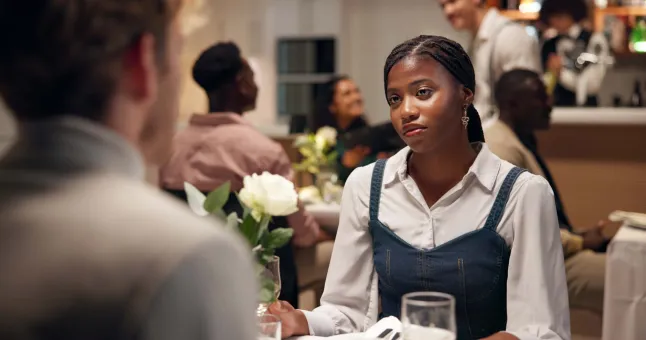Conversation, rendez-vous et femme au restaurant parlant pour créer des liens, des connexions ou des relations. Romance, couple et personne féminine avec discussion au dîner avec du vin pour un dîner raffiné ensemble.
