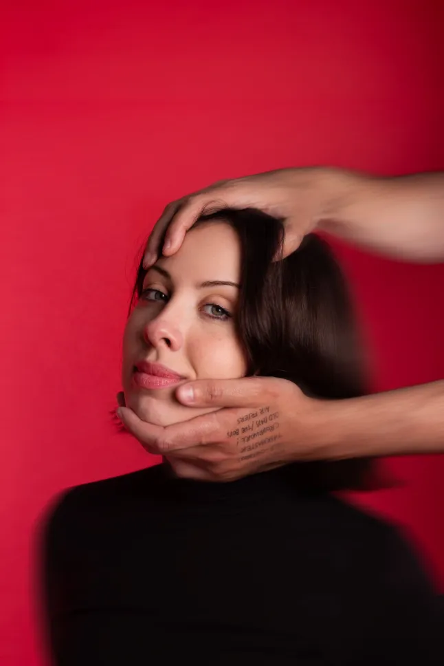L'interprète d'Edinburgh Fringe qui a fait tatouer sur son corps les noms des mères de tous les hommes avec qui elle a couché Harriet Richardson