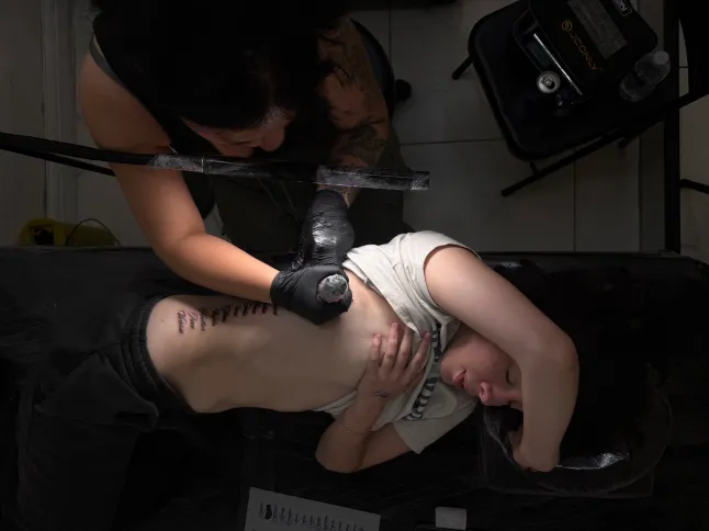 L'interprète d'Edinburgh Fringe qui a fait tatouer sur son corps les noms des mères de tous les hommes avec qui elle a couché Harriet Richardson