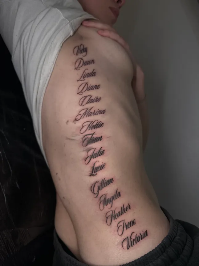 L'interprète d'Edinburgh Fringe qui a fait tatouer sur son corps les noms des mères de tous les hommes avec qui elle a couché Harriet Richardson
