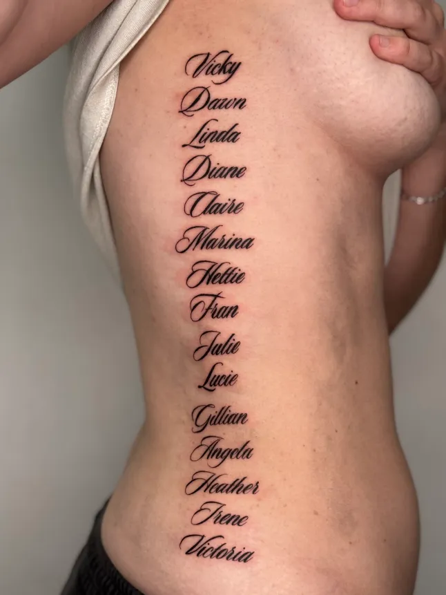 L'interprète d'Edinburgh Fringe qui a fait tatouer sur son corps les noms des mères de tous les hommes avec qui elle a couché Harriet Richardson