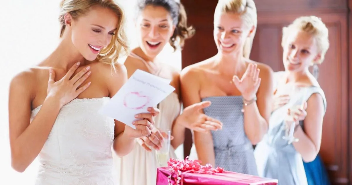 C'est le montant que les Britanniques pensent que vous devriez dépenser pour un cadeau de mariage