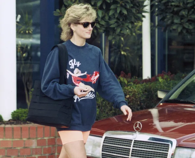 LONDRES - 1er NOVEMBRE : la princesse Diana, princesse de Galles, portant un sweat-shirt et un short Virgin Atlantic, quitte le Chelsea Harbour Club de Londres le 1er novembre 1995 à Londres, Angleterre (Photo d'Anwar Hussein/Getty Images)