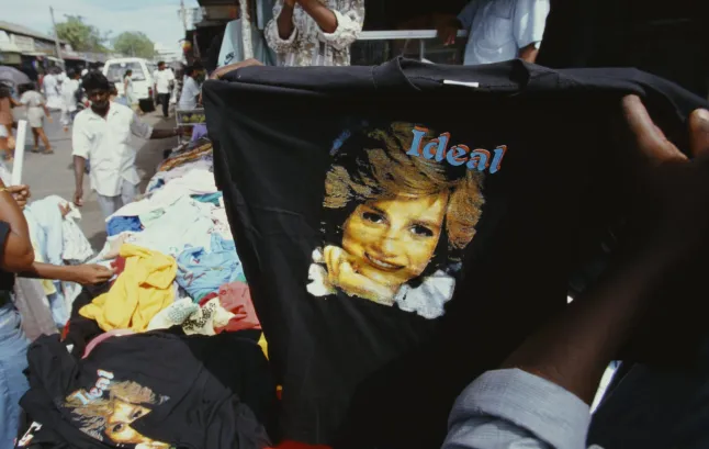Un homme montre un t-shirt avec un imprimé de la princesse Diana sur un marché de Colombo, au Sri Lanka, vers 1992. (Photo de Robert Nickelsberg/Getty Images)