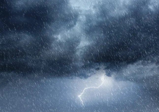 Cette scène météorologique intense capture la puissance brute de la nature avec des nuages ​​d’orage s’élevant dans un ciel couvert, de fortes pluies et des éclairs illuminant l’atmosphère sombre. Le ciel dramatique et maussade et les gouttes de pluie en cascade évoquent une sensation d'énergie puissante et de force imminente, parfaite pour visualiser des conditions météorologiques extrêmes. La composition présente un mélange de nuages ​​menaçants et de fortes pluies, idéal pour les projets axés sur la nature, la météorologie ou les thèmes environnementaux.