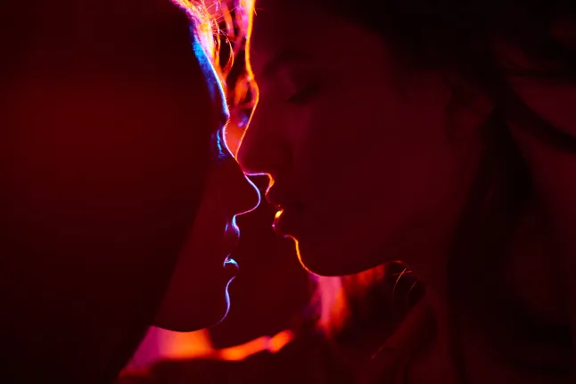 Jeune femme sexuelle prête pour le baiser
