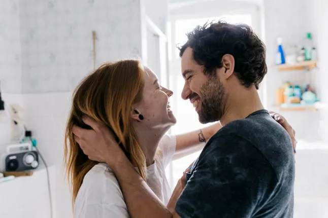 Couple affectueusement embrassant et souriant ensemble