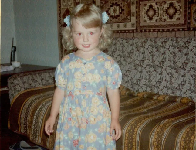 ALICE GIDDINGS À UTILISER UNIQUEMENT : Photos d'enfance de l'auteur Katya sur le fait d'être une mariée par correspondance