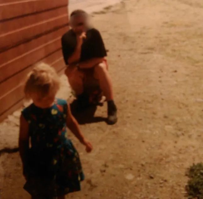 ALICE GIDDINGS À UTILISER UNIQUEMENT : Photos d'enfance de l'auteur Katya sur le fait d'être une mariée par correspondance