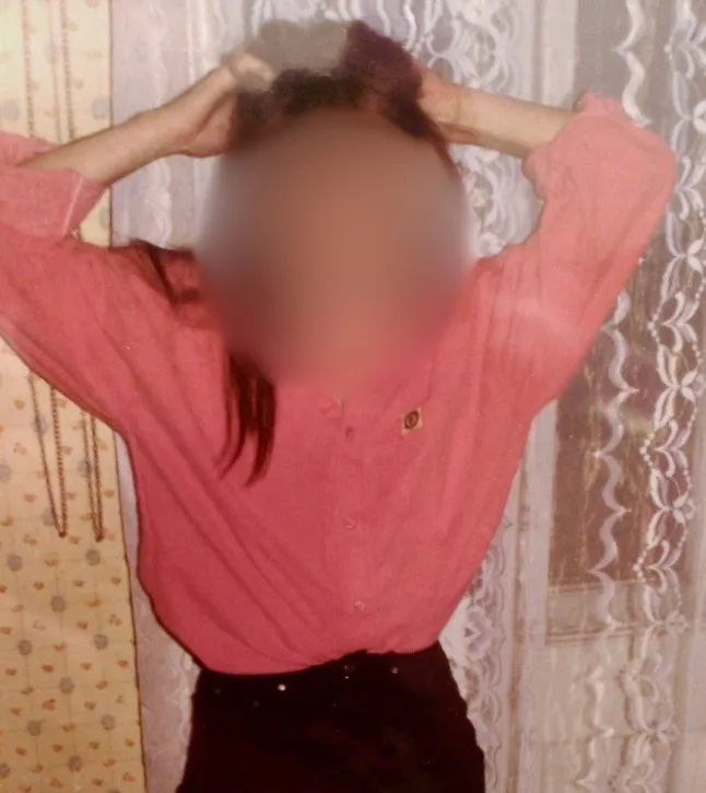 ALICE GIDDINGS À UTILISER UNIQUEMENT : Photos d'enfance de l'auteur Katya sur le fait d'être une mariée par correspondance