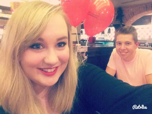 Laura Clarke et son petit ami de l'époque prenaient un selfie au restaurant à l'occasion de leur sixième mois d'anniversaire