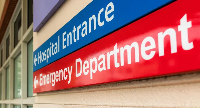 Un panneau d'hôpital à Londres, donnant des directions vers le service des urgences.