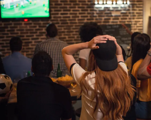 Les fans de football applaudissent l'équipe allemande dans un pub. Le soir ou la nuit,