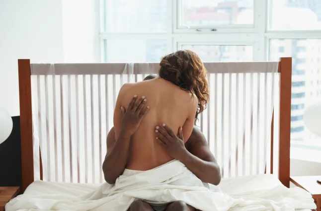 Femme et homme s'embrassant au lit