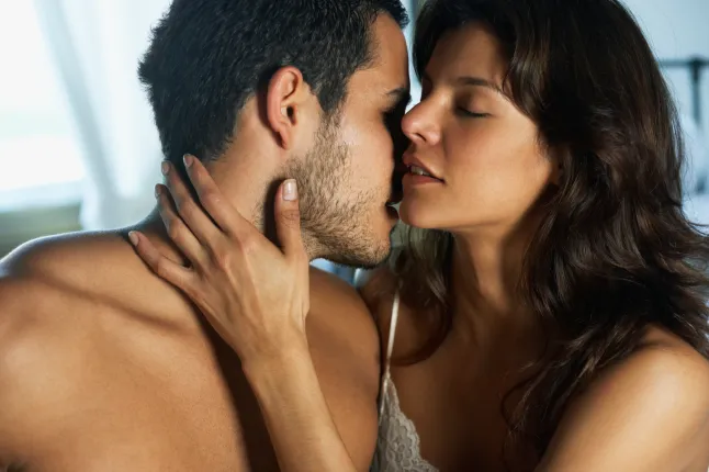 Couple hispanique s'embrassant