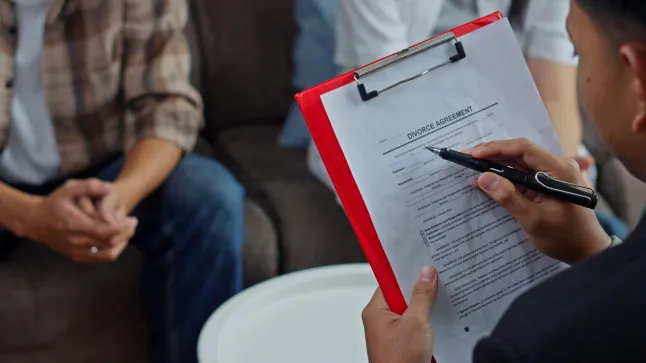 Couple examinant les documents de l'accord de divorce avec un avocat