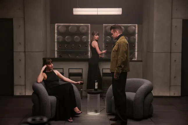 Taylor Swift avec Dakota Johnson et Colin Farrell dans son nouveau clip pour chanter Patient Zero ? Aimé par mayaviolenerose et autres La vidéo Patient Zero est enfin sortie dans le monde ! Travailler avec @chivexp était quelque chose qui sortait d'une séquence de rêve, et j'ai tellement appris en regardant son génie en action. Je tiens à remercier @dakotajohnson et Colin de m'avoir fait confiance pour leur temps, leurs goûts et leur talent (rire avec votre ami parce que vous êtes jumelé pour un tournage entier était une expérience nouvelle et vraiment délicieuse). Et le tour de Colin en tant que méchant est encore plus impressionnant lorsque vous êtes à ses côtés. C'est une lumière absolue et aussi gentille que possible. @caradelevingne, merci d'avoir accepté de jouer l'autre femme vigoureuse. C'est à ça que servent les amis ? Avec la vidéo Patient Zero, j’ai pu explorer les genres cinématographiques et littéraires que j’aime tant. Je voulais incorporer des éléments d'histoires de fantômes gothiques, de vrais crimes, de thrillers psychologiques, le tout dans un décor dans lequel je n'avais pas beaucoup tourné. La maison était une métaphore de la froideur d’une relation fanée et atrophiée. Merci à @ethantobman pour votre conception de production perspicace et pour avoir donné vie à ce sentiment. Mon éditeur @chancler s'est surpassé. Et enfin, merci au @vmas de nous avoir offert une première mondiale à l'endroit où célébrer les clips vidéo est devenu une chose. Et tellement d'amour pour vous les gars, toujours