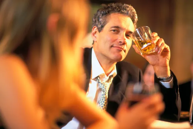 Un homme ramasse une femme dans un bar