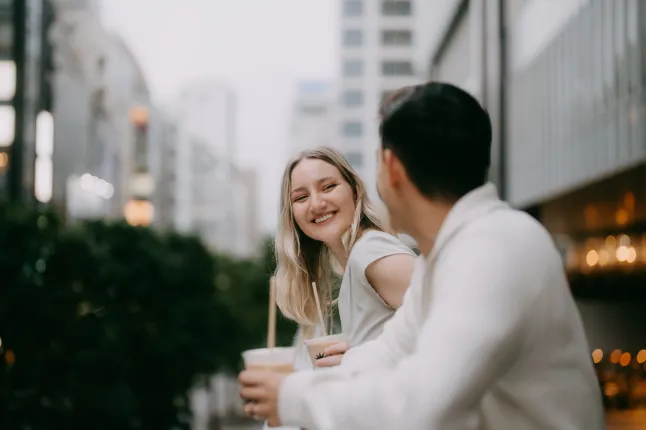 Jeune femme s'amusant avec son rendez-vous en ville