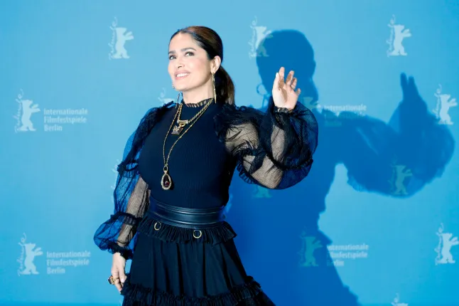 epa13206265 (DOSSIER) - Salma Hayek pose lors de la séance photo « Les routes non empruntées » lors du 70e Festival international du film de Berlin (Berlinale), à ​​Berlin, en Allemagne, le 26 février 2020 (réédité le 2 septembre 2026). L'actrice et productrice de films américano-mexicaine Sama Hayek fêtera ses 60 ans en 2026. Selon le magazine Time, elle est l'une des célébrités latines les plus puissantes et les plus influentes d'Hollywood. EPA/RONALD WITTEK *** Légende locale *** 55907199