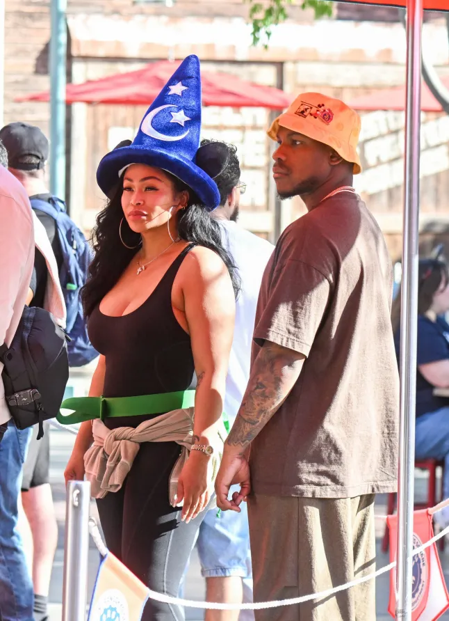 EXCLUSIF : Nouvelle Alerte Couple ! John Boyega et Tae Heckard passent une journée ensemble dans l'endroit le plus heureux du monde, Disneyland. Le couple a été vu très rapproché tout au long de la journée, profitant de nombreuses attractions du parc et a également été vu en train de prendre quelques verres. Les enfants de Tae sont venus pour la journée ainsi qu'un autre ami. John semblait très animé alors qu'il montait sur les montagnes russes de California Adventure. , John a récemment fait la une des journaux pour avoir critiqué Star Wars pour son manque de diversité. 05 avril 2025 Photo : John Boyega et Tae Heckard. Crédit photo : Ronflex / MEGA TheMegaAgency.com sales@mega.global (Mega Agency TagID : MEGA1292726_021.jpg) (Photo via Mega Agency)