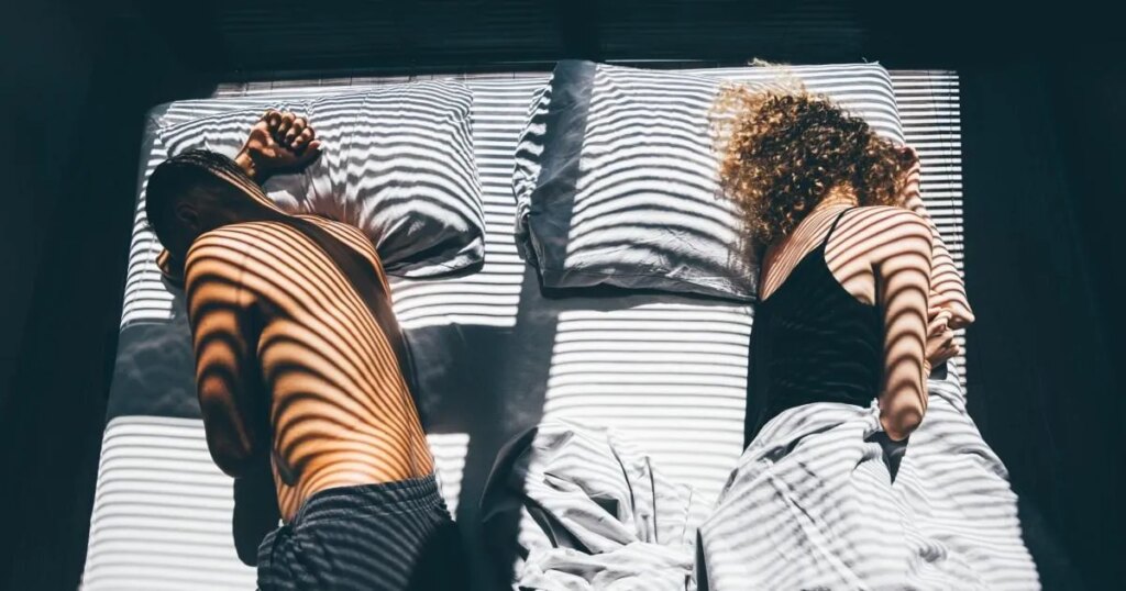 Cette habitude qui divise la chambre rend les couples fous – en êtes-vous coupable ?