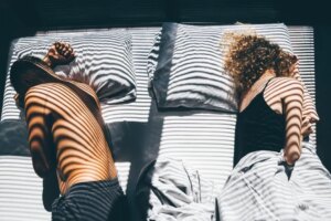 Cette habitude qui divise la chambre rend les couples fous – en êtes-vous coupable ?