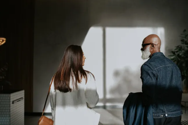 Image conceptuelle d'un homme et d'une femme debout l'un à côté de l'autre et s'éloignant de la caméra.