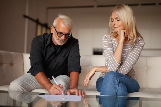 La rupture des relations entre un homme mûr et une femme. Signature d'un acte de divorce. Difficultés dans les relations familiales