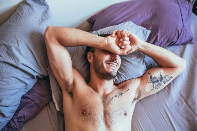 Homme sexy allongé dans son lit, homme sexy allongé dans son lit